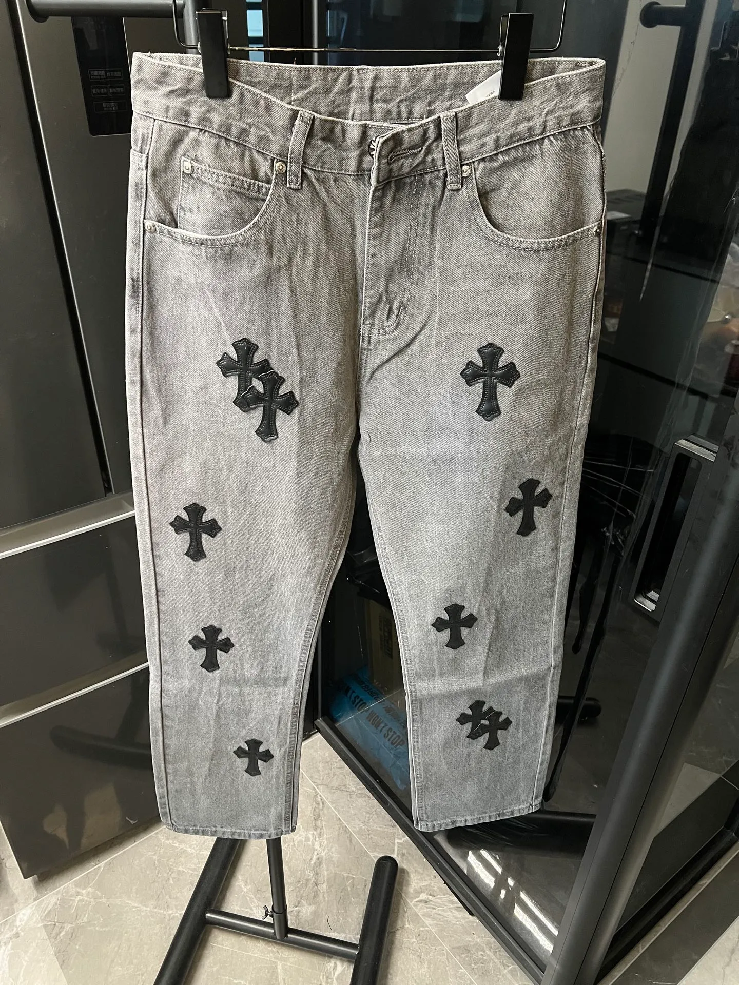P240 [next day] Chrome Hearts/Chrome Heart CH iron gray and black and leather retro jeans (grey) Size: 30 32 34 36 (corresponding to s-xxl) Detailed sizes can be found in Figure 9
